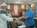 Masyarakat Lengora serahkan dokumen lahan tanah yang diserobot PT REI kepada ketua Komisi III DPRD Sultra, Kamis (14/1)