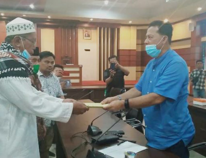 Masyarakat Lengora serahkan dokumen lahan tanah yang diserobot PT REI kepada ketua Komisi III DPRD Sultra, Kamis (14/1)