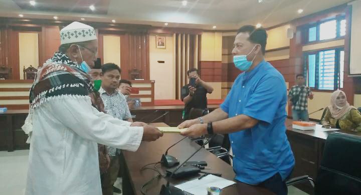 Masyarakat Lengora serahkan dokumen lahan tanah yang diserobot PT REI kepada ketua Komisi III DPRD Sultra, Kamis (14/1)