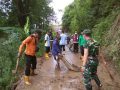 Babinsa bersama warga bersihkan longsoran tanah