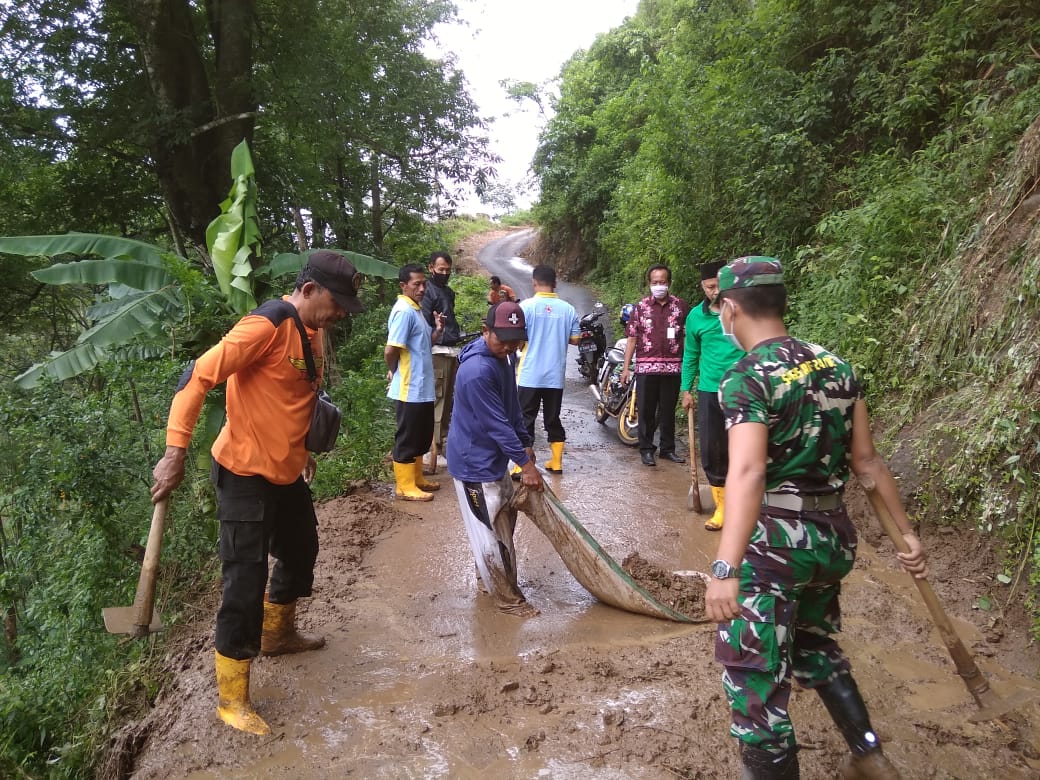 Babinsa bersama warga bersihkan longsoran tanah