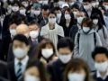 Orang-orang memakai masker wajah di stasiun Shinagawa selama jam sibuk setelah pemerintah memperluas keadaan darurat untuk memasukkan seluruh negara setelah wabah Covid-19, di Tokyo, Jepang, 20 April 2020. (Foto: Reuters)