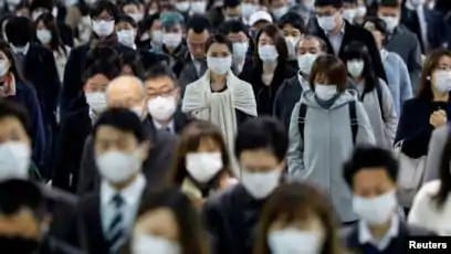 Orang-orang memakai masker wajah di stasiun Shinagawa selama jam sibuk setelah pemerintah memperluas keadaan darurat untuk memasukkan seluruh negara setelah wabah Covid-19, di Tokyo, Jepang, 20 April 2020. (Foto: Reuters)