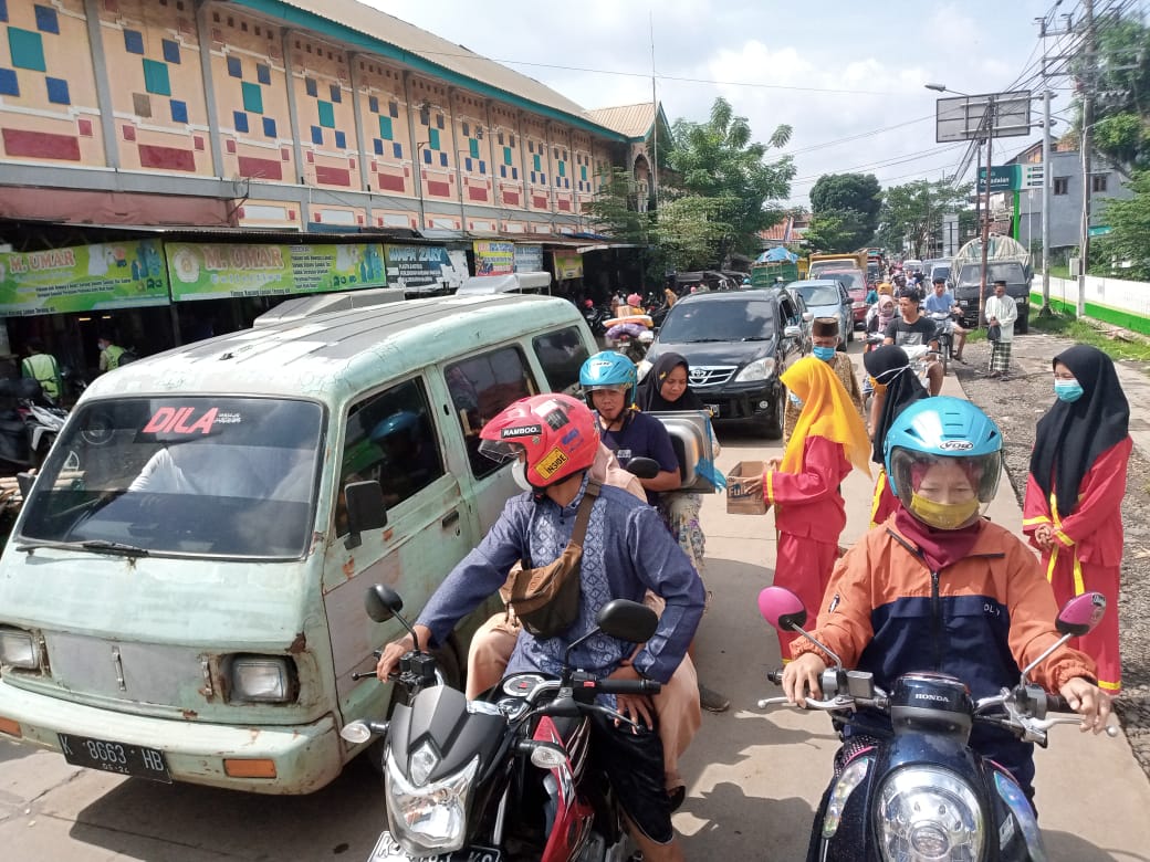 Pesilat Tapak suci membuka giat amal di perempatan Mayong Jepara.