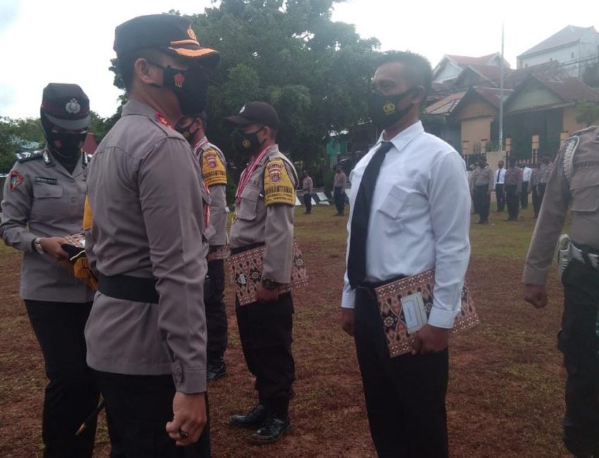 Pemberian penghargaan kepada anggota kepolisian wilayah hukum Polres Baubau dan unsur masyarakat. Senin (18/1)