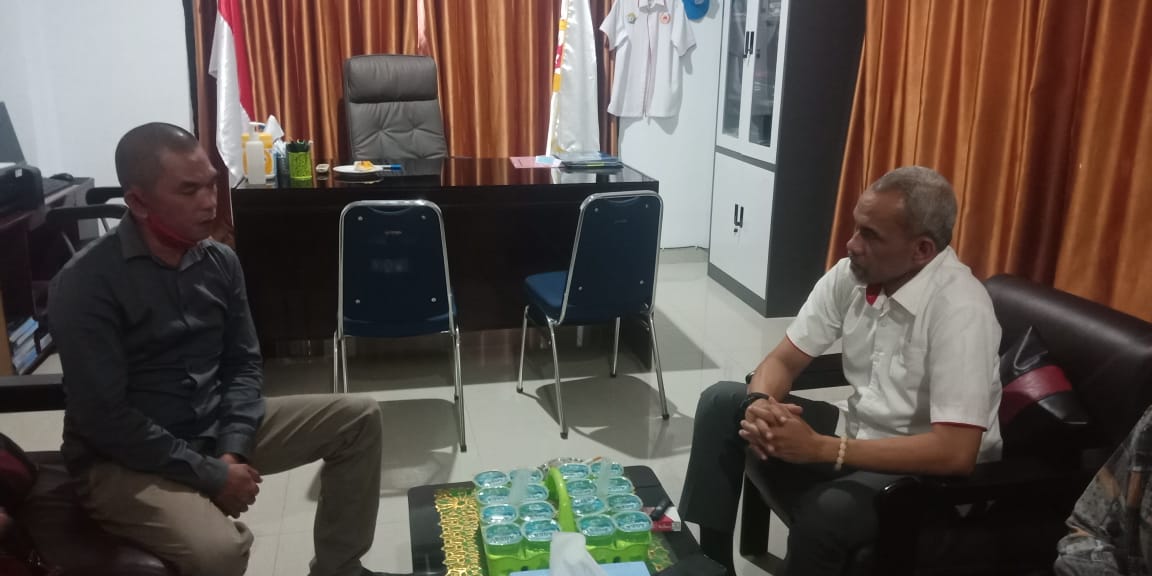 Sekretaris Umum KONI Sultra, Tahir Lakimi saat bincang santai dengan awak media tegas.co
