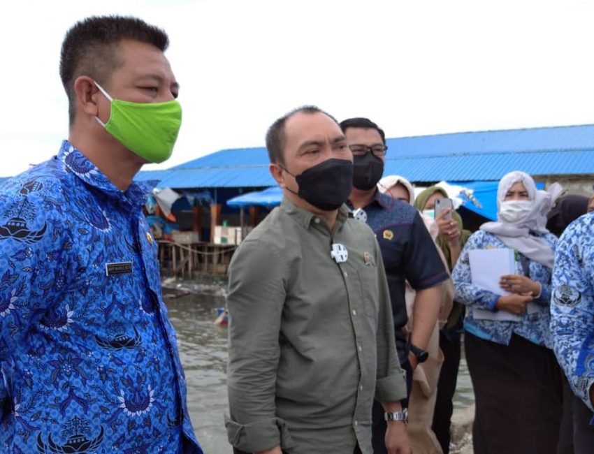 Andi Sulolipu saat meninjau TPI di kelurahan Sodoha