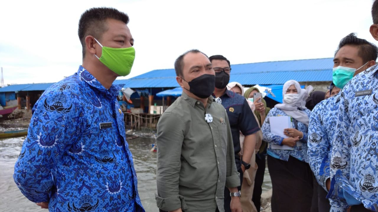Andi Sulolipu saat meninjau TPI di kelurahan Sodoha