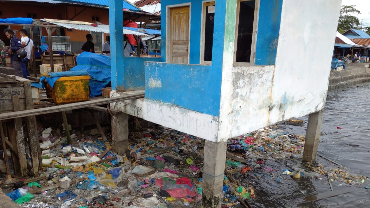Sampah yg berserakan di sekitar dermaga TPI