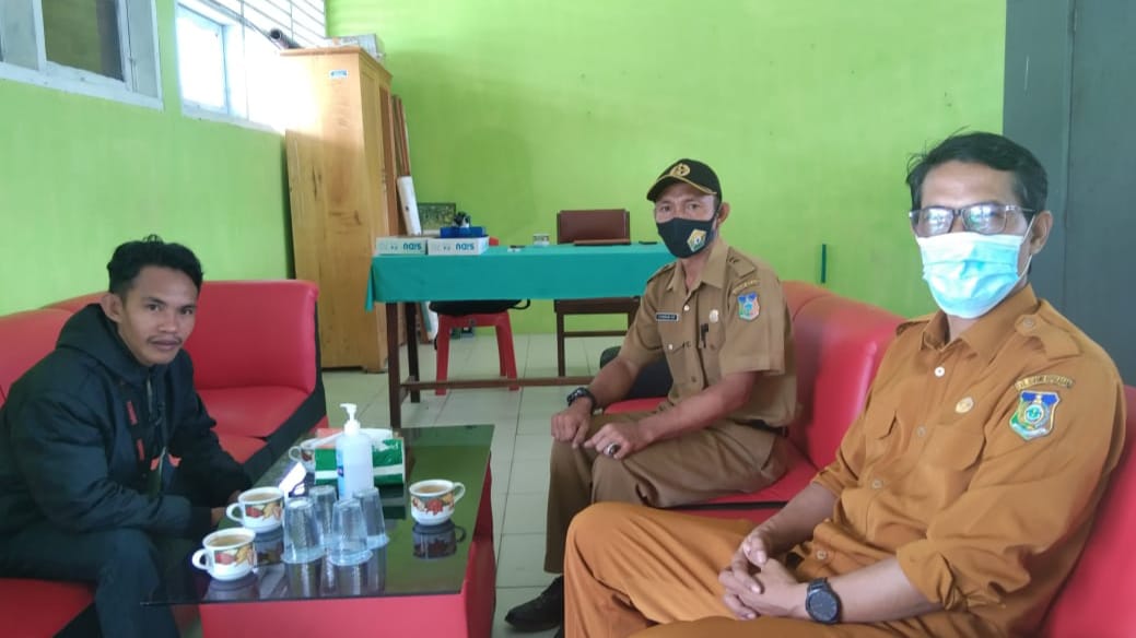 Wawancara di ruang kerja Kepala Sekolah SMPN 1 Wabar, Kasirun, S.Pd