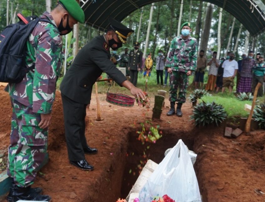 Dandim Jepara Pimpin Pemakaman Alrmarhum Serka Nuro’in