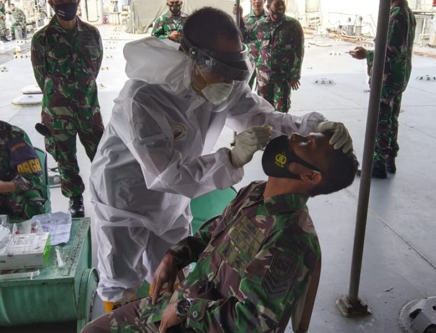 Prajurit KRI Teluk Sampit di tes antigen