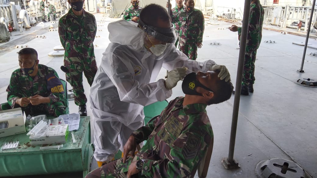 Prajurit KRI Teluk Sampit di tes antigen