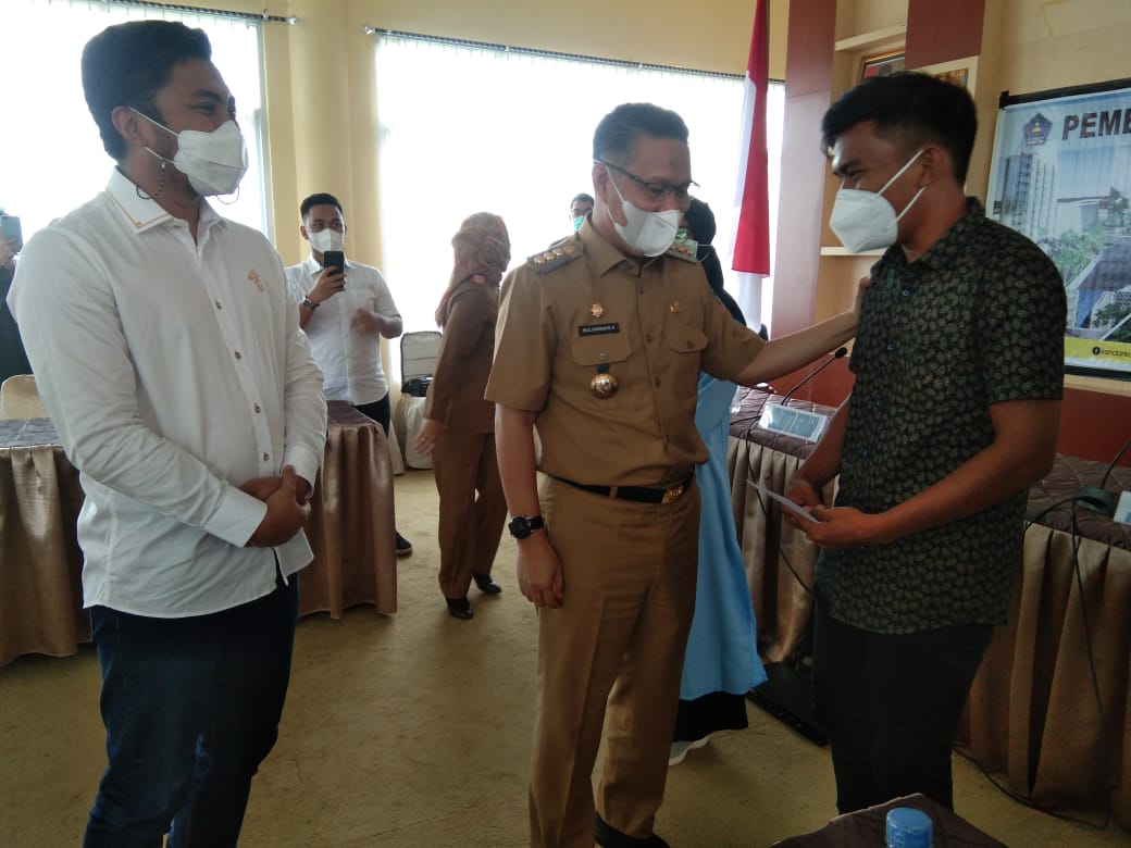 Walikota saat memberikan secara simbolis bantuan Untuk UMKM Dari KADIN kendari