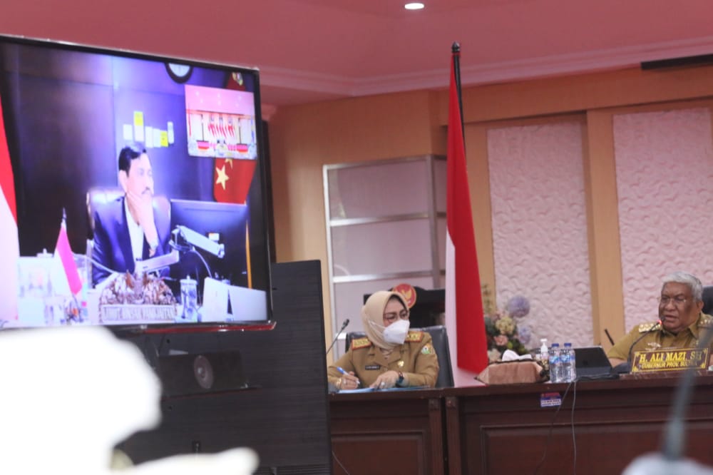 Menteri Koordinator Bidang Kemaritiman dan Investasi (Kemenko Marves) Luhut Binsar Pandjaitan saat memimpin Rapat Pengembangan dan Peningkatan Penggunaan Aspal Buton dalam Negeri melalui video konferens yang dihadiri oleh Gubernur Sultra Ali Mazi dan Bupati Buton La Bakry beserta sejumlah jajaran pejabat di lingkup Pemprov Sultra