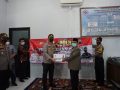 AKBP Aris Tri Yunarko (Kiri) dan Direktur Ponpes modern Muhammadiyah Asy Syifa Blimbingrejo, Hery Huzaery (Kanan) )