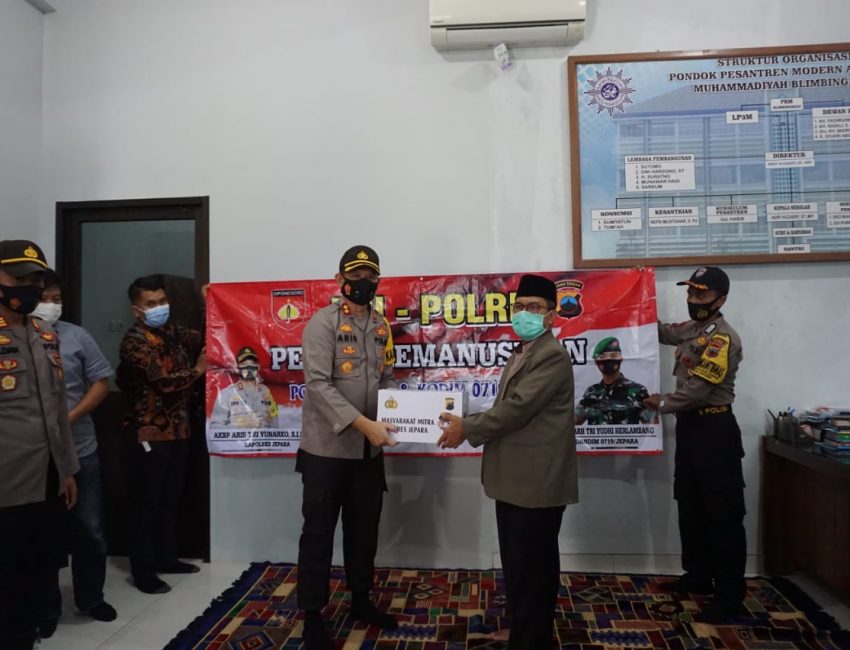 AKBP Aris Tri Yunarko (Kiri) dan Direktur Ponpes modern Muhammadiyah Asy Syifa Blimbingrejo, Hery Huzaery (Kanan) )