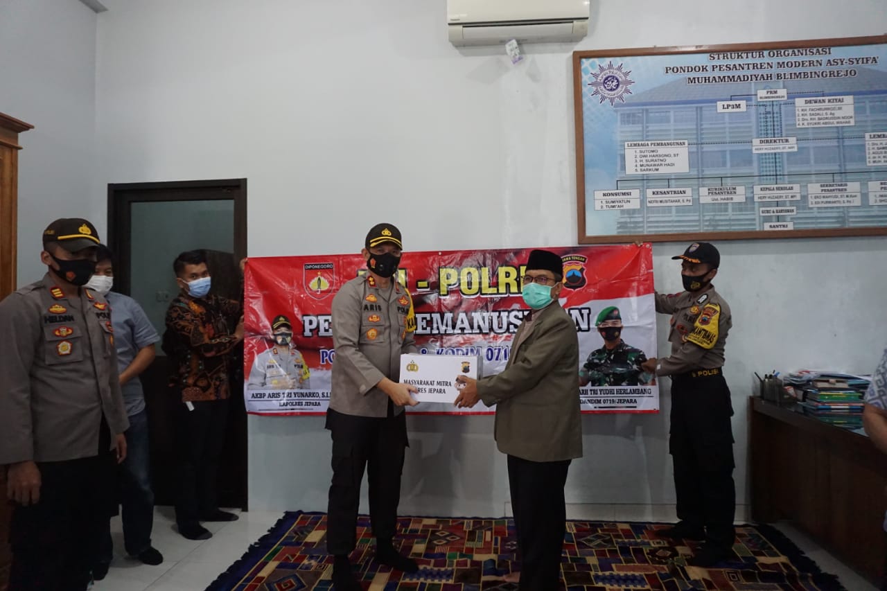 AKBP Aris Tri Yunarko (Kiri) dan Direktur Ponpes modern Muhammadiyah Asy Syifa Blimbingrejo, Hery Huzaery (Kanan) )