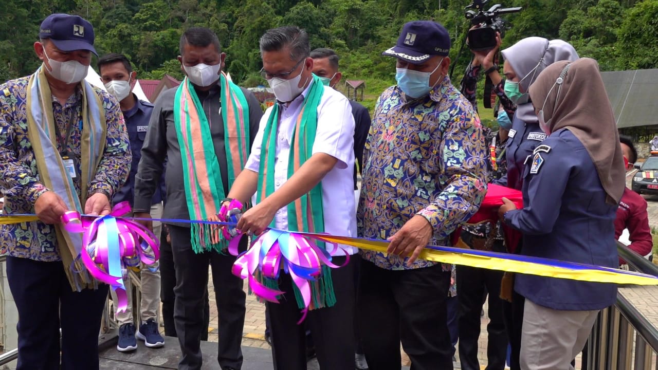 Serah terimah ditandai dengan pemotongan pita oleh wali kota