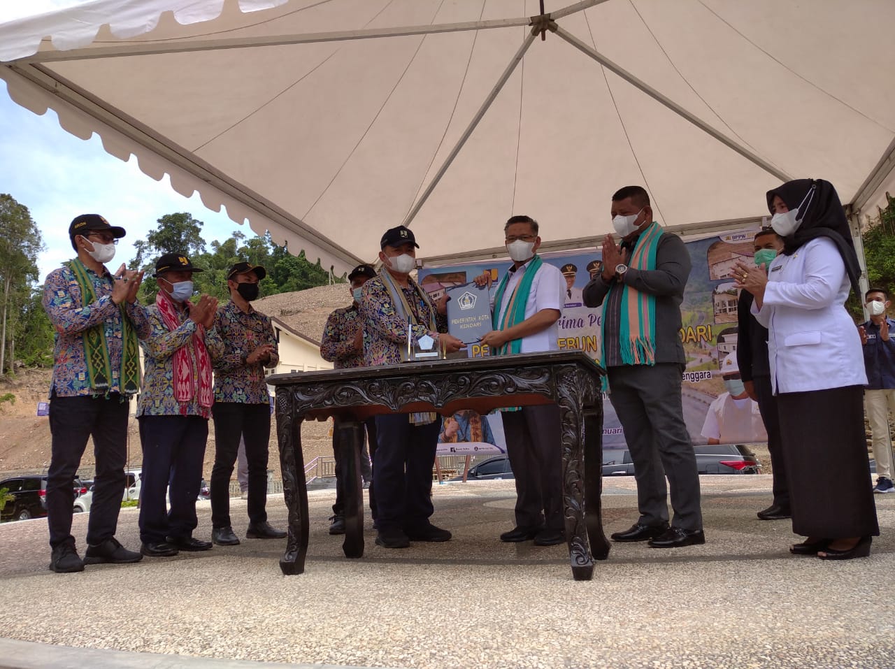 Wali kota menyerahkan secara simbolis pengelolaan penataan Kebun Raya kota Kendari pada Balai Pemukiman dan Prasarana kota Kendari