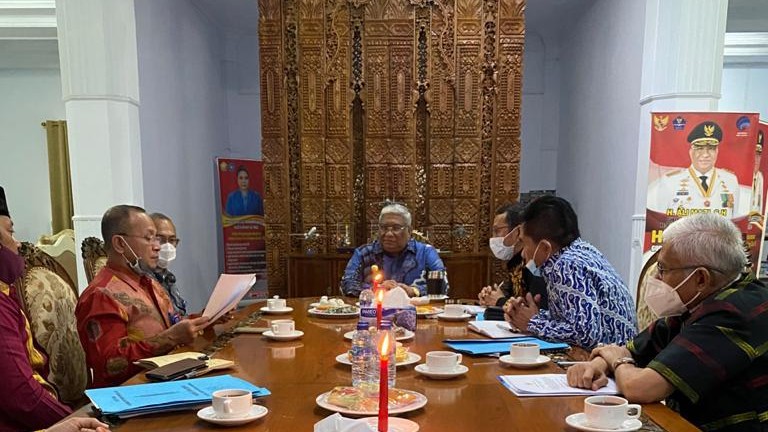 Gubernur Sulawesi Tenggara, H. Ali Mazi, SH., di rumah jabatan Gubernur menerima kunjungan kerja Direktur Jenderal Pembinaan, Pelatihan dan Produktivitas (Dirjen Binalattas), Kementerian Tenaga Kerja Republik Indonesia.