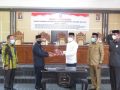 Bupati Konsel, H Surunuddin Dangga (kiri) saat menerima berita acara penetapan APBD Konsel tahun 2021, yang diserahkan oleh Ketua DPRD Konsel, Irham Kalenggo (kanan)