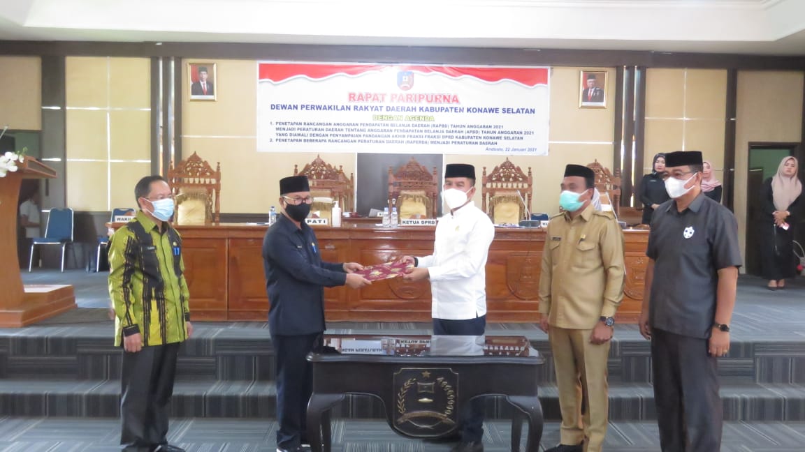 Bupati Konsel, H Surunuddin Dangga (kiri) saat menerima berita acara penetapan APBD Konsel tahun 2021, yang diserahkan oleh Ketua DPRD Konsel, Irham Kalenggo (kanan)