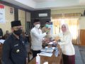 Nadira SH (kanan) saat menyerahkan dokumen tanggapan akhir fraksi-fraksi kepada Ketua DPRD Konsel, Irham Kalenggo (kiri)