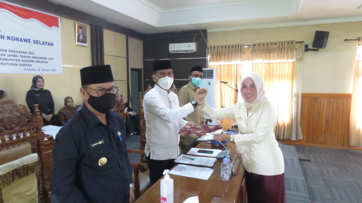 Nadira SH (kanan) saat menyerahkan dokumen tanggapan akhir fraksi-fraksi kepada Ketua DPRD Konsel, Irham Kalenggo (kiri)