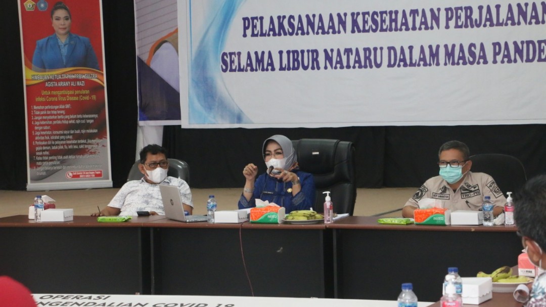 Sekda Sultra, Dr. Hj. Nur Endang Abas, SE., M.Si saat menyampaikan pandangannya dalam rapat evaluasi Satgas Cocid-19