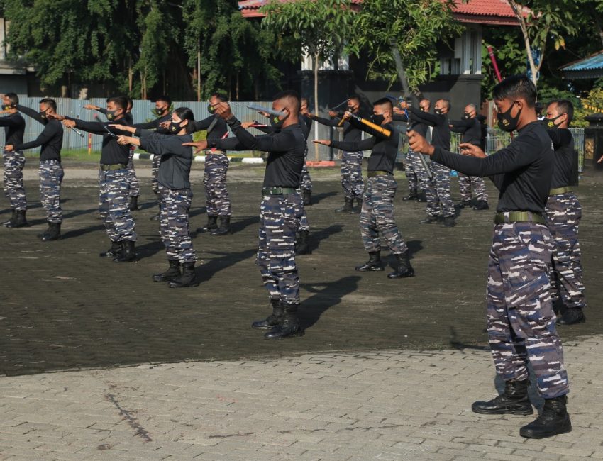 Prajurit KOARMADA 2 saat berlatih double stick
