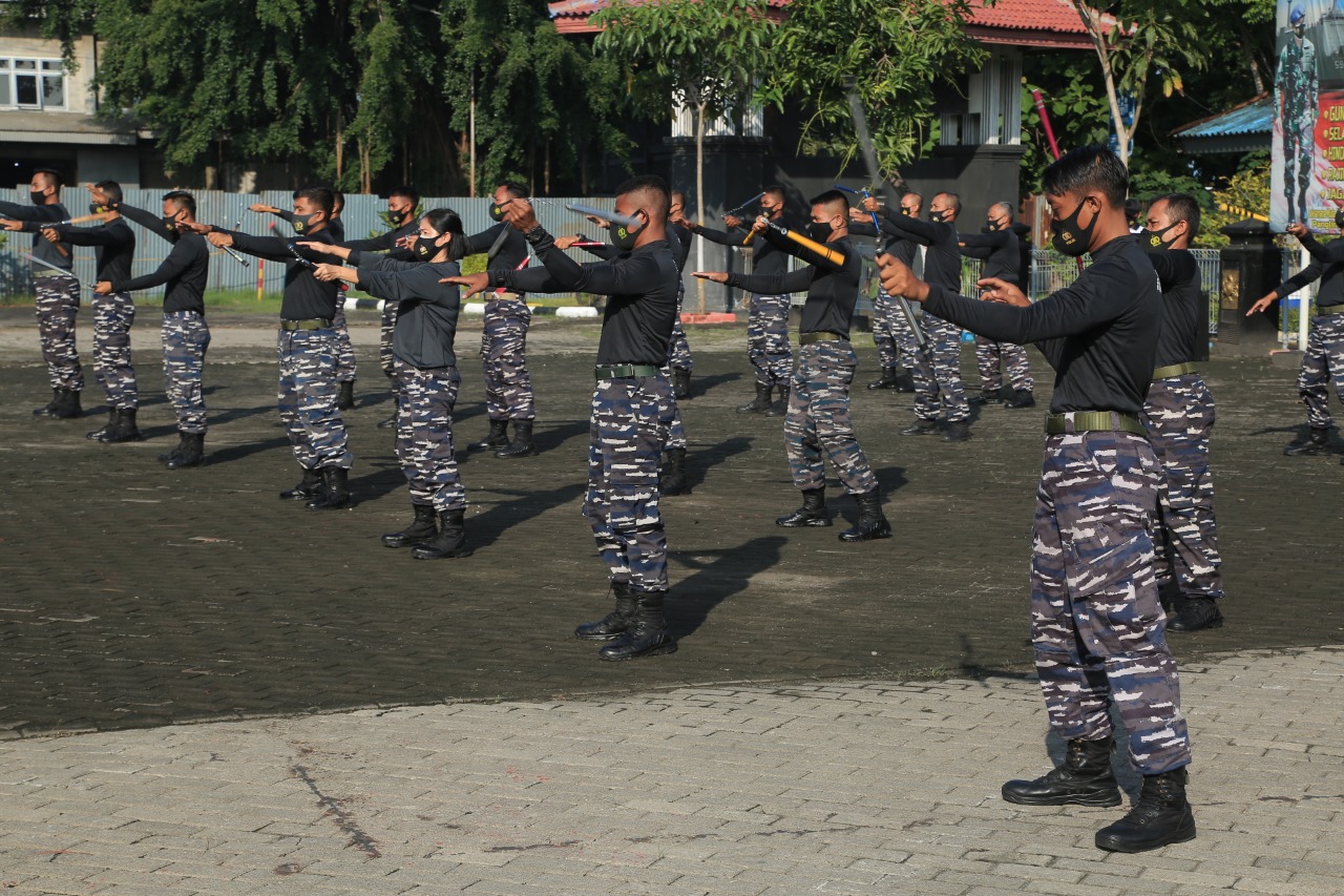 Prajurit KOARMADA 2 saat berlatih double stick