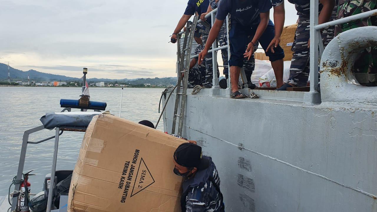 Penurunan bantuan gempa Mamuju dari kapal perang