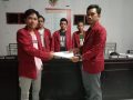 Asgaf Asegaf (kiri) saat menerima SK kepengurusan dari ketua HMJ lama Alki Sanagri (kanan)