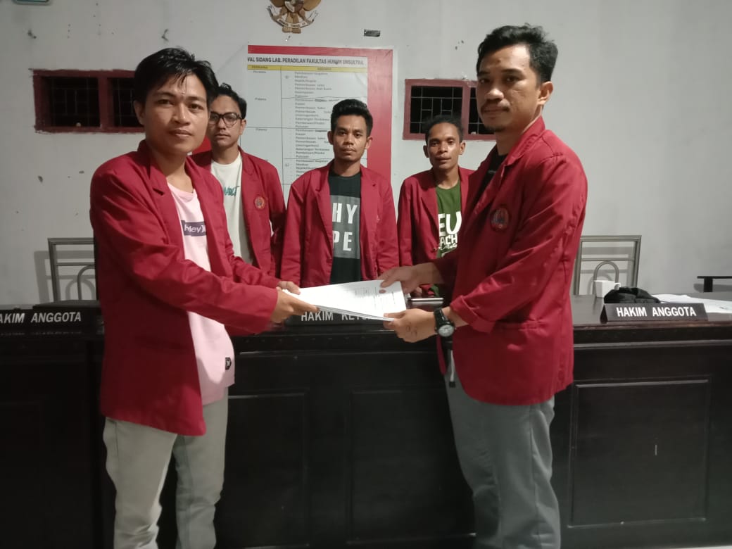 Asgaf Asegaf (kiri) saat menerima SK kepengurusan dari ketua HMJ lama Alki Sanagri (kanan)