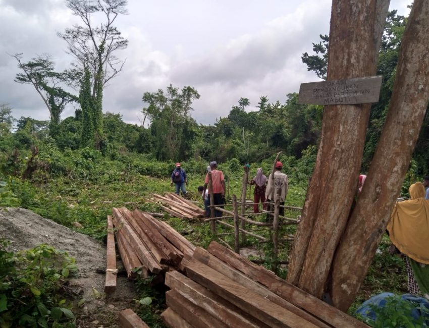P3KM Muna secara sukarela membangun Balai Pertemuan dan Masjid di kampung Mabuti