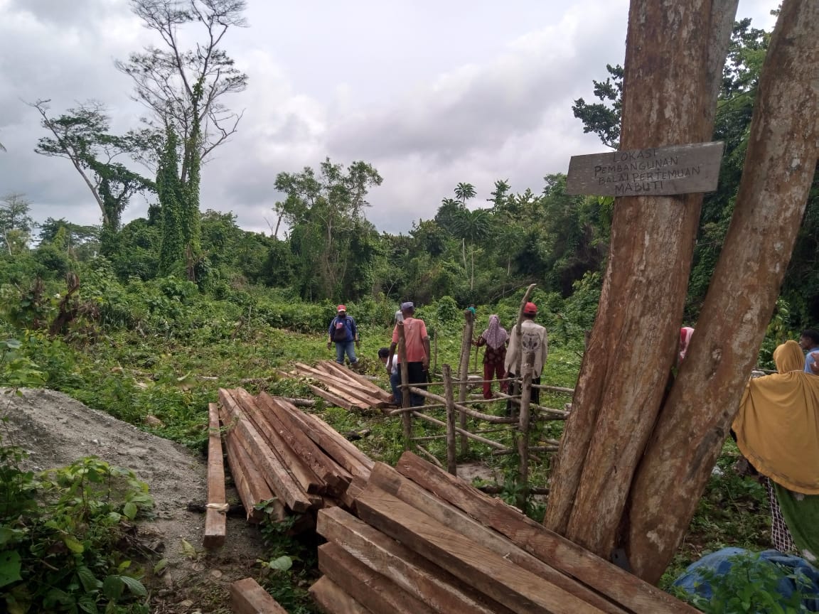 P3KM Muna secara sukarela membangun Balai Pertemuan dan Masjid di kampung Mabuti