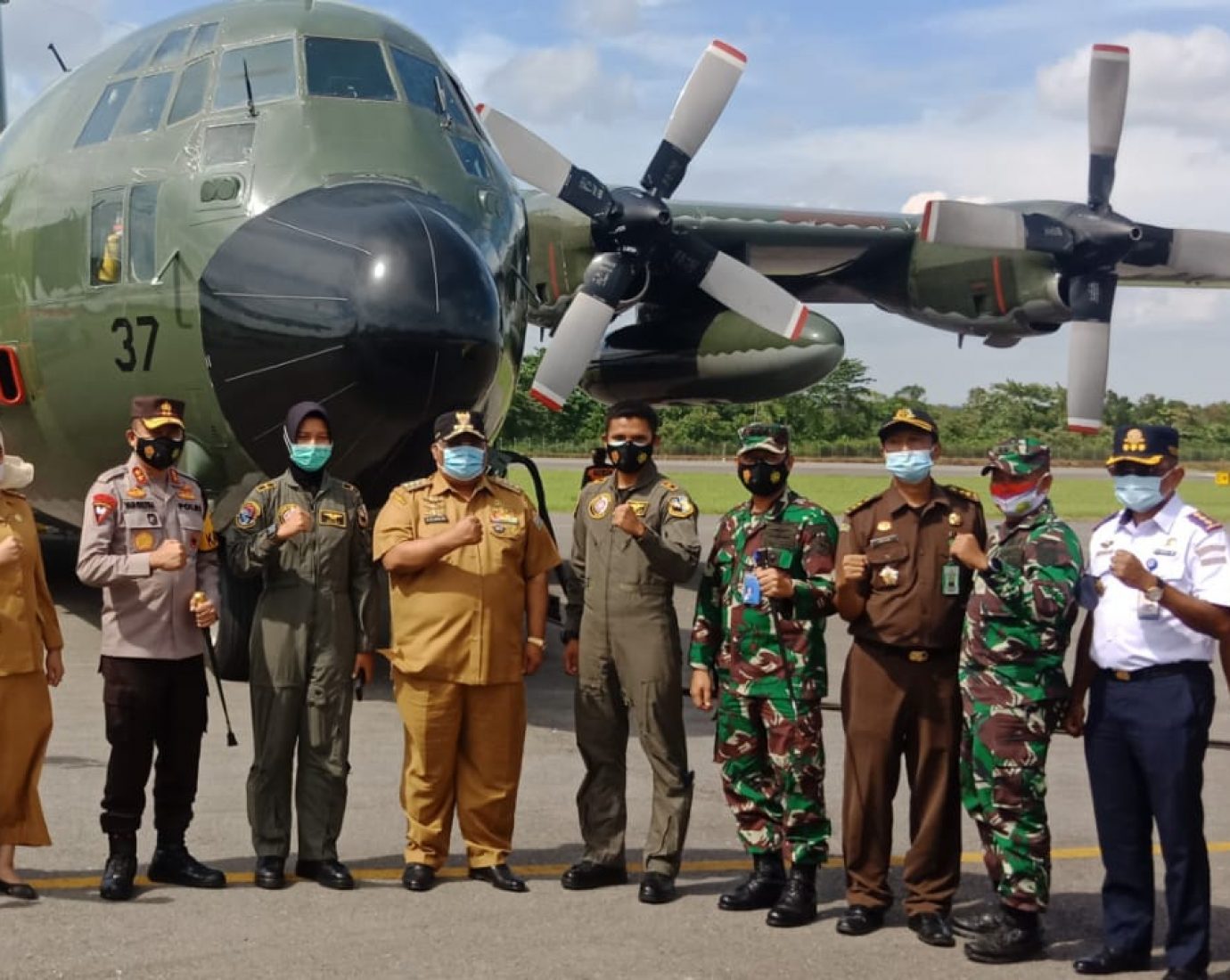 Gubernur Sultra Lepas 18 Ton Bantuan Sulbar