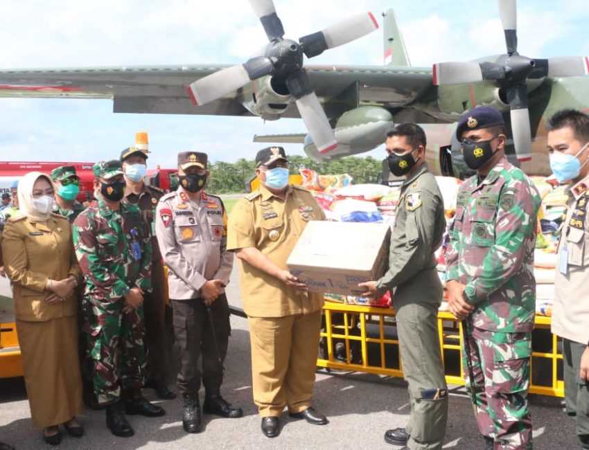 Gubernur Sulawesi Tenggara, Ali Mazi melepas secara simbolis logistik yang akan dibawa ke Sulbar