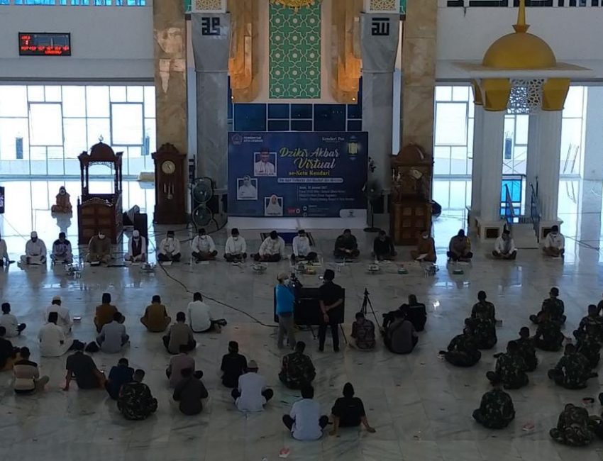 Suasana zikir akbar yang digelar di Masjid Al-Alam Kendari, Senin (25-1-2021)
