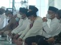 Wali kota Kendari, H. Sulkarnain Kadir. SE,.ME (Pegang Mic) saat menggelar zikir akbar di masjid Al-Alam Kendari