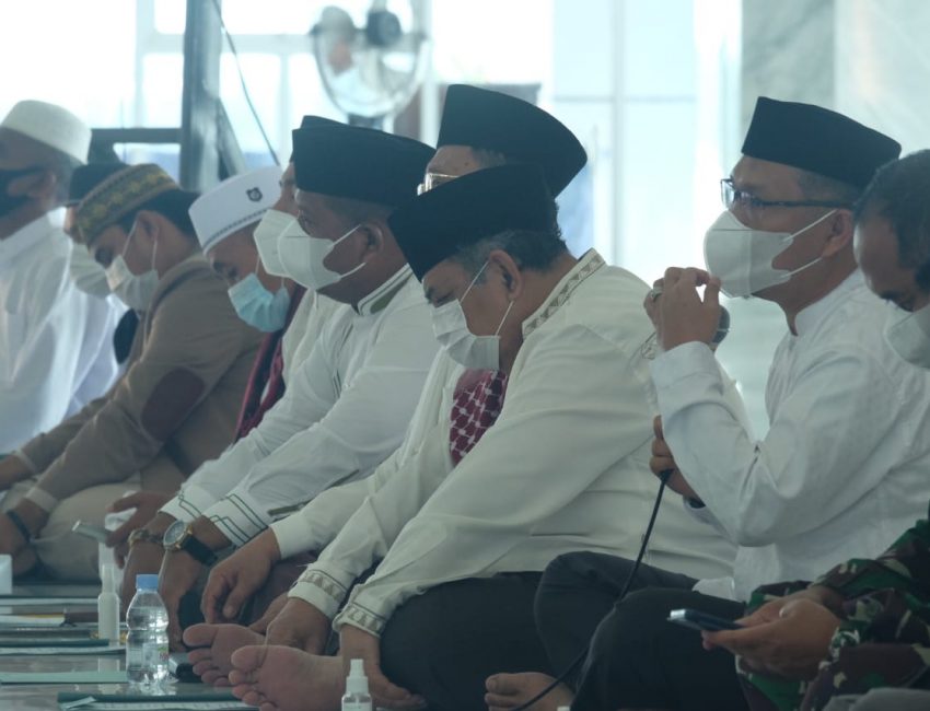 Wali kota Kendari, H. Sulkarnain Kadir. SE,.ME (Pegang Mic) saat menggelar zikir akbar di masjid Al-Alam Kendari