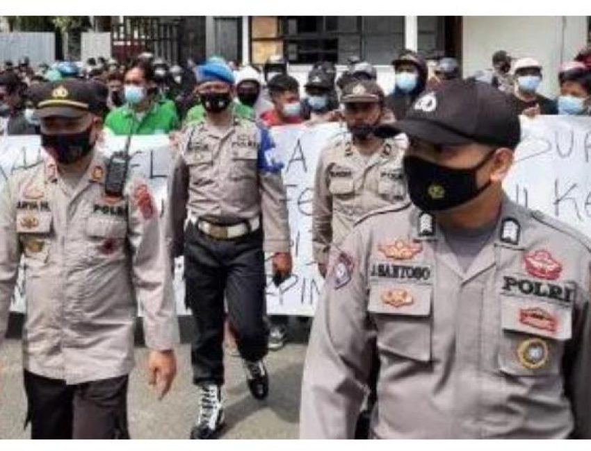 Sejumlah buruh yang tergabung dalam aliansi forum kelembagaan Serikat Buruh Bongkar Muat Pelabuhan Kendari (SBMPK)