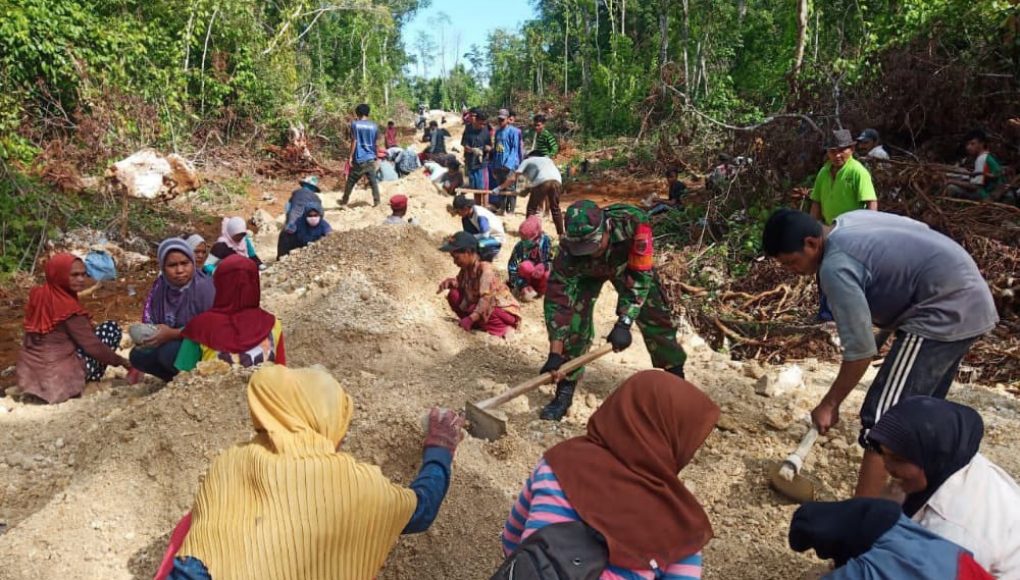 Babinsa Koramil Mawasangka Bersama Warga Binaan Gotong Royong Buka Akses Jalan Tani