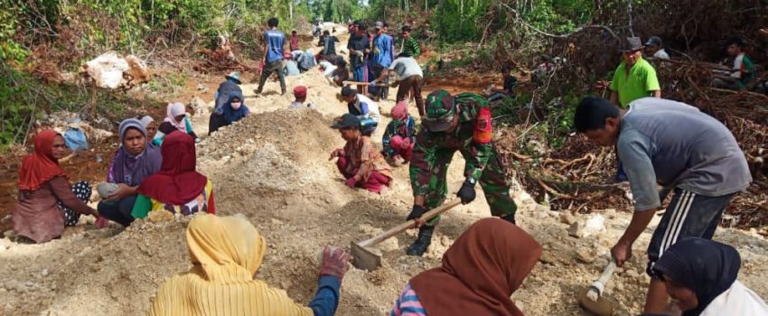 Babinsa Koramil Mawasangka Bersama Warga Binaan Gotong Royong Buka Akses Jalan Tani