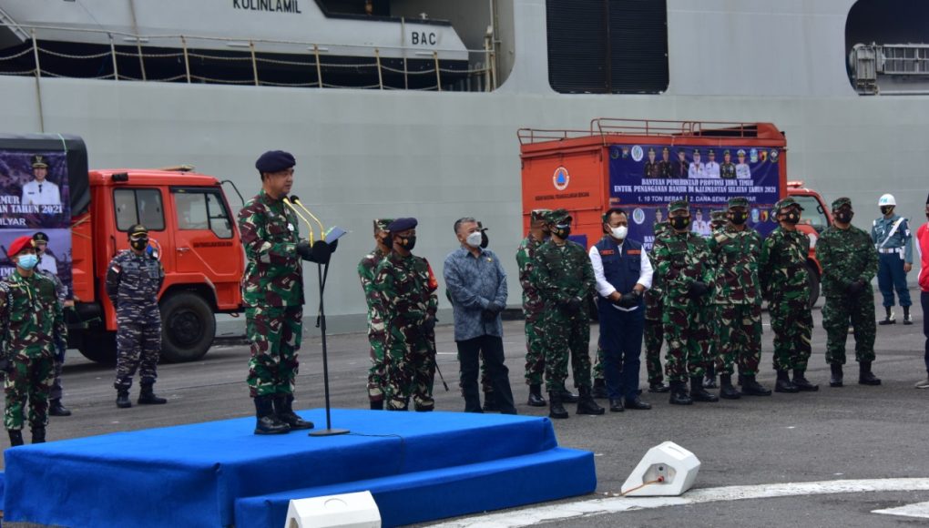 TNI AL Peduli dan Berbagi, Kerahkan KRI BAC-593 Kirim Bantuan Dari Surabaya