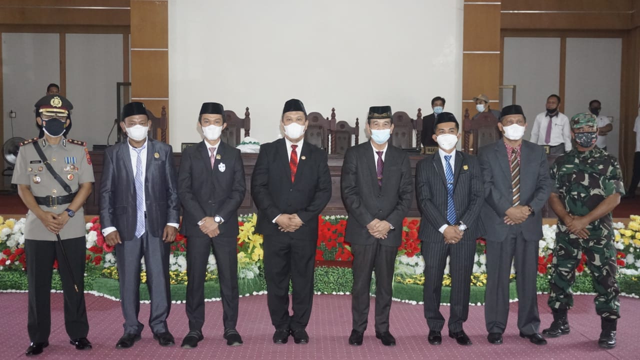Foto bersama Bupati dan Wakil Bupati Konut yang baru