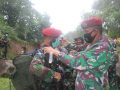 Wadan puskopaska menyematkan brivet komando dan pembaretan