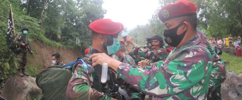 Wadan puskopaska menyematkan brivet komando dan pembaretan