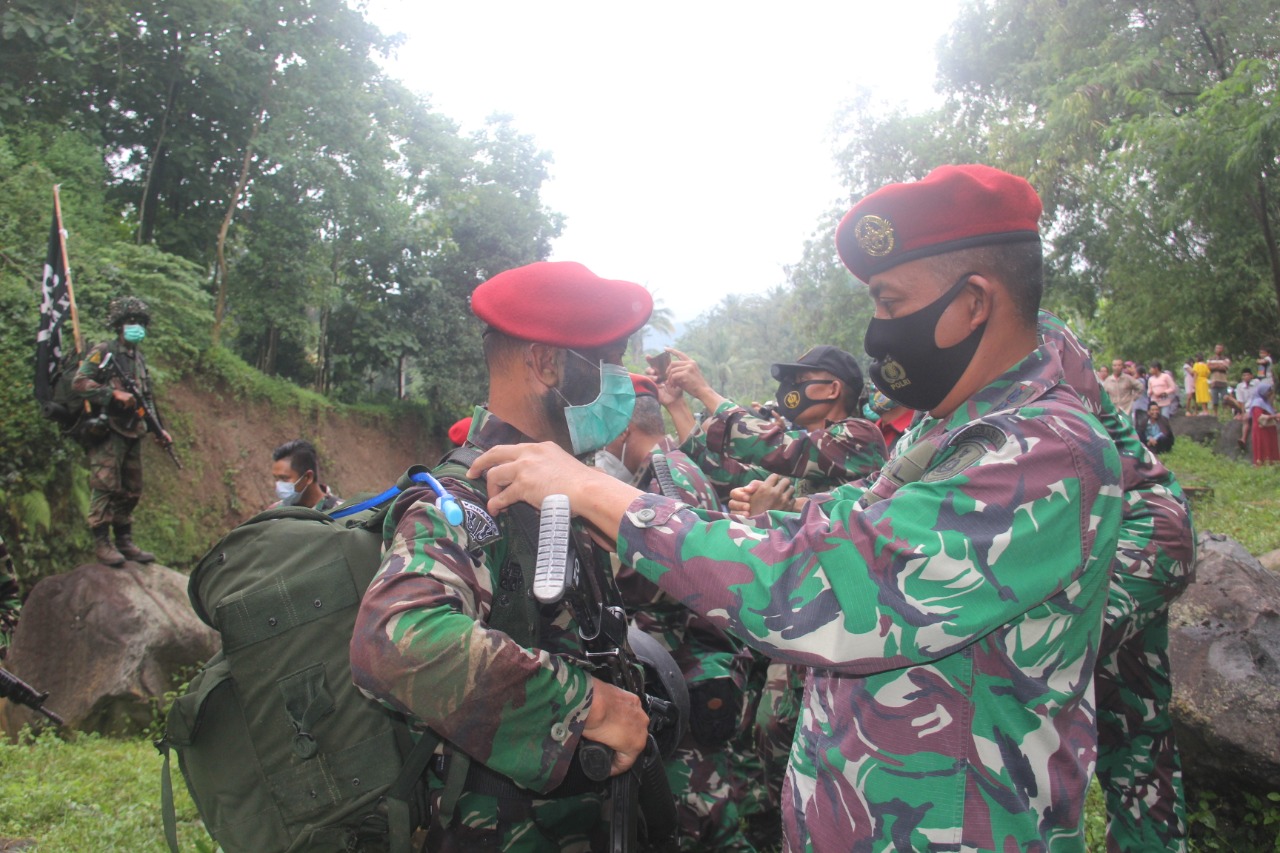 Wadan puskopaska menyematkan brivet komando dan pembaretan